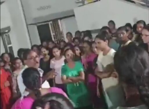 इंजिनियरिंग कॉलेज के गर्ल्स वाशरूम में हिडन कैमरा चलता मिला।