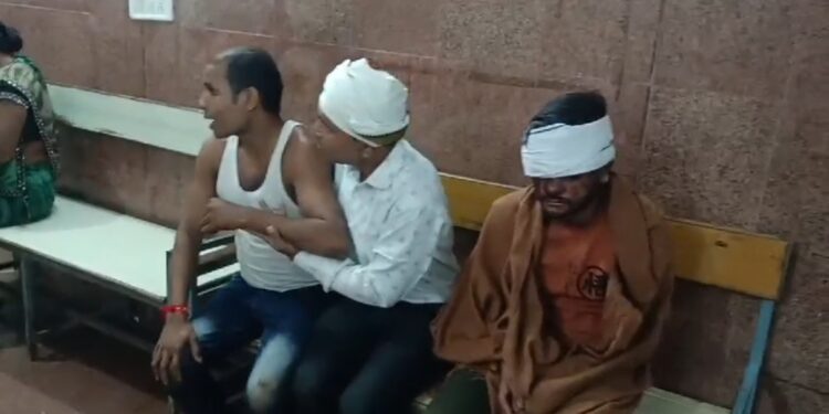 *तेज रफ्तार बाइक कीचड़ में फिसली 2 युवक हुए घायल* *घायल युवकों को नहीं मिला तामिया हॉस्पिटल में इलाज*