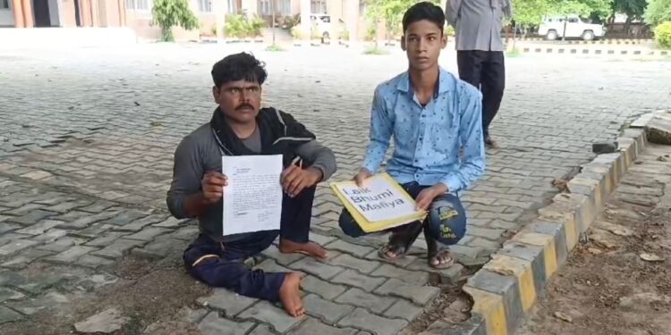 दबंग  ने हथियाई दिव्यांग की जमीन