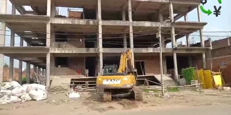 हिस्ट्रीशीटर हाजीरजा के बन रहे मॉल पर बुल्डोजर देखें VIDEO