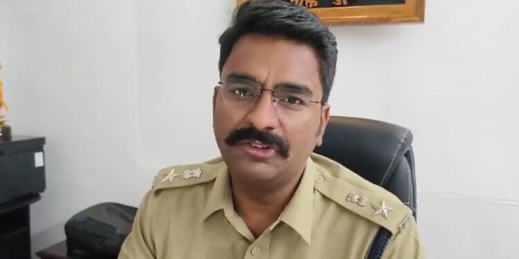 पुलिस द्वारा डिजीटल अरेस्ट के भय से फरियादी को कराया भय मुक्त । फ़रियादी के साथ होने वाली लाखो रुपये की धोखा धड़ी को रोका VIDEO