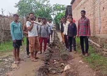 पी एच ई विभाग कि लापरवाही के चलते ग्रामीण खेल रहे हैं खतरों से