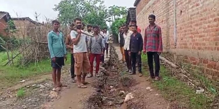 पी एच ई विभाग कि लापरवाही के चलते ग्रामीण खेल रहे हैं खतरों से