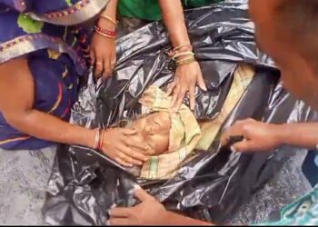 अर्धरात्रि में मकान गिरने से एक वृद्ध महिला एवं 7 मवेशियों की मौत