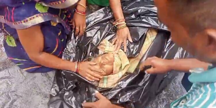 अर्धरात्रि में मकान गिरने से एक वृद्ध महिला एवं 7 मवेशियों की मौत
