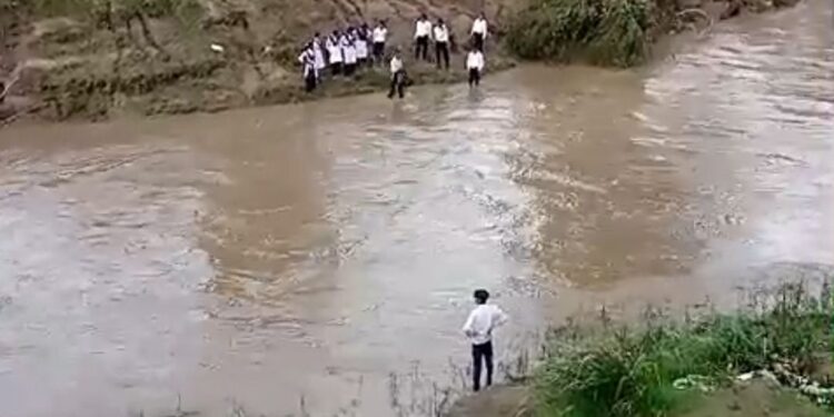 पुल बह जाने की वजह से छात्रों को जान जोखिम में डालकर पार करनी पड़ती है नदी