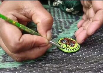 उमरिया बैगा चित्रकारी की राखी सजेगी भाईयों की कलाई मे- स्व-सहायता समूह की महिलाओं ने रुमाल और राखीयो में बैगा कलाकृति बनाकर बाजार में कर रही विक्रय।