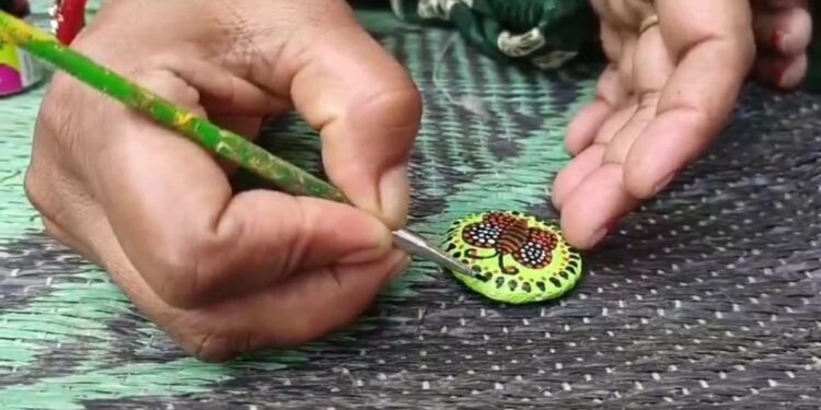 उमरिया बैगा चित्रकारी की राखी सजेगी भाईयों की कलाई मे- स्व-सहायता समूह की महिलाओं ने रुमाल और राखीयो में बैगा कलाकृति बनाकर बाजार में कर रही विक्रय।