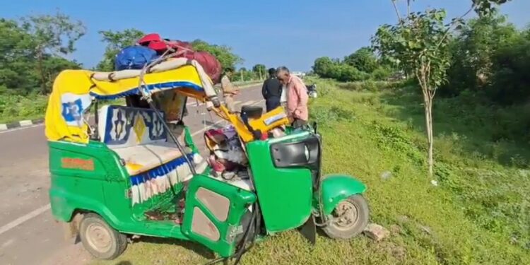 छतरपुर में बागेश्वर धाम जा रहे श्रद्धालुओं का ऑटो ट्रक में भिड़ा, सात की मौत पाँच घायल, घायल। ड्राइवर को नींद की झपकी आने से हुआ हादसा VIDEO