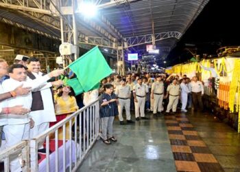 भोपाल से रीवा के लिए प्रारंभ हुई नई एक्सप्रेस ट्रेन मुख्यमंत्री डॉ. यादव ने हरी झंडी दिखाकर किया रवाना