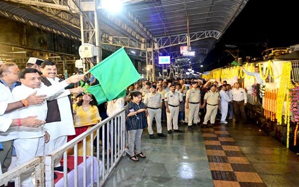 भोपाल से रीवा के लिए प्रारंभ हुई नई एक्सप्रेस ट्रेन मुख्यमंत्री डॉ. यादव ने हरी झंडी दिखाकर किया रवाना