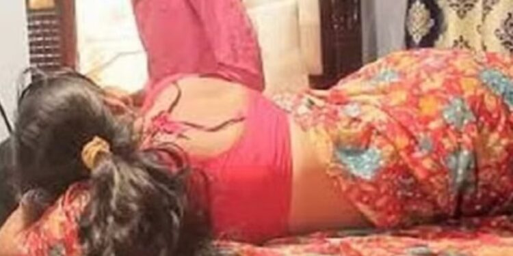 रात पड़ोसन के घर घुसा युवक, अचानक खुली महिला की नींद, बिस्तर पर नजर पड़ी