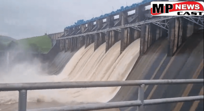 भारी बारिश के चलते बढ़ा तवा डैम का जलस्तर, सीजन में पहली बार डैम के 5 गेट खुले, देखें VIDEO