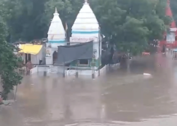 विदिशा जिले में भारी बारिश से जनजीवन अस्त-व्यस्त, नदी-नाले उफान पर, चरणतीर्थ मंदिर डूबे, जिला प्रशासन ने रहवासियों को किया अलर्ट, देखें VIDEO