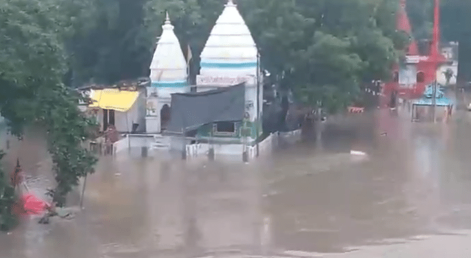 विदिशा जिले में भारी बारिश से जनजीवन अस्त-व्यस्त, नदी-नाले उफान पर, चरणतीर्थ मंदिर डूबे, जिला प्रशासन ने रहवासियों को किया अलर्ट, देखें VIDEO