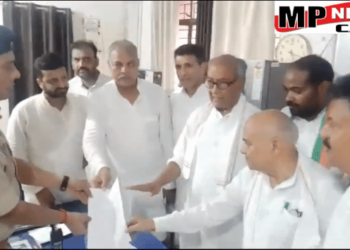 VIDEO भिंड कलेक्टर संजीव श्रीवास्तव के खिलाफ FIR दर्ज कराने के लिए देहात थाने में आवदेन देने पहुंचे पूर्व सीएम दिग्विजय सिंह और PCC चीफ जीतू पटवारी
