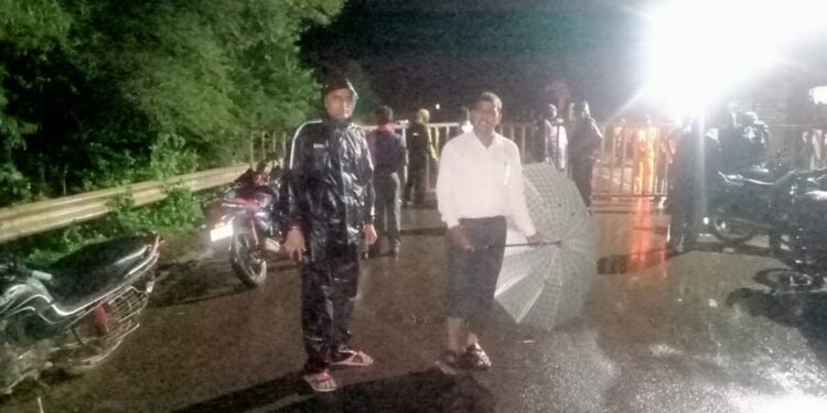 कुरवाई एसडीएम श्री मनोज प्रजापति ने बताया कि कुरवाई शहर सीमा से लगी बेतवा नदी पुल से ऊपर बह रही है, आवागमन बंद कर दिया गया है। डीआरसी तैयार, दोनों साइड बेरिकेट्स लगाए जा चुके हैं। सुरक्षा के पुख्ता प्रबंध सुनिश्चित किए गए हैं। VIDEO