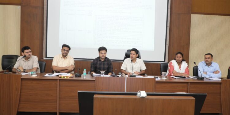 कलेक्टर श्री यादव ने निजी नर्सिग होम्स व अस्पतालों के बाहर की जा रही वाहन पार्किंग पर भी नगर निगम के अतिक्रमण दस्ता और यातायात पुलिस की मदद से कार्यवाही करने के निर्देश दिए