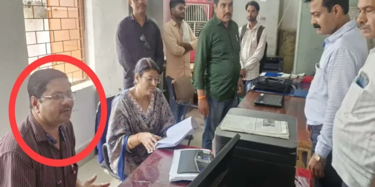 ऑडिटर रिश्वत लेते पकड़ा गया