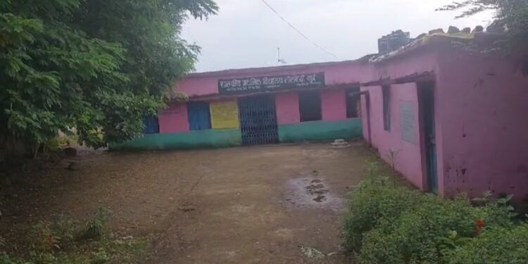 *शासकीय माध्यमिक विद्यालय नीलकंठी खुर्द में हो रहा बच्चों के भविष्य से खिलवाड़* *शिक्षक की मनमानी चरम सीमा पर अपने मन से स्कूल खोलते हैं एवं बंद करते हैं*