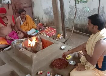 मृतक का तर्पण क्यों किया जाता है…..!!  मनुस्मृति में तर्पण को पितृ-यज्ञ बताया गया है और सुख-संतोष की वृद्धि हेतु तथा स्वर्गस्थ आत्माओं की तृप्ति के लिए तर्पण किया जाता है।