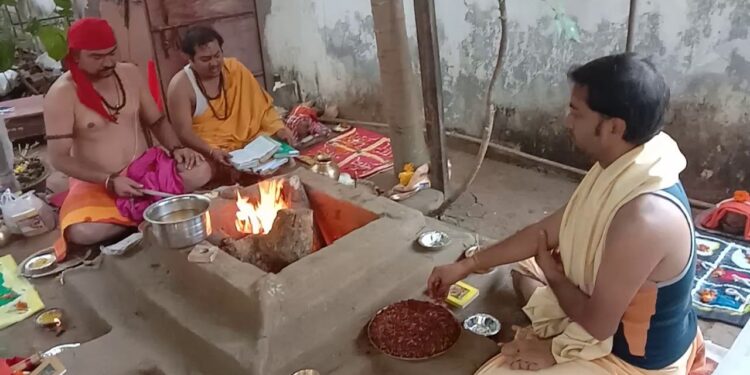 मृतक का तर्पण क्यों किया जाता है…..!!  मनुस्मृति में तर्पण को पितृ-यज्ञ बताया गया है और सुख-संतोष की वृद्धि हेतु तथा स्वर्गस्थ आत्माओं की तृप्ति के लिए तर्पण किया जाता है।