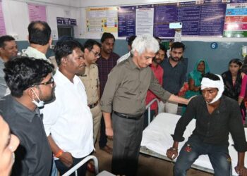 सिहोरा-मझगंवा मार्ग पर ग्राम नुंजी के पास हुई सड़क दुर्घटना में घायल व्यक्तियों से सिविल अस्पताल सिहोरा पहुँचकर कलेक्टर दीपक सक्सेना ने भेंट की और उनकी कुशलक्षेम जानी