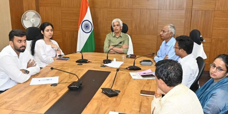 कलेक्टर श्री सक्सेना ने राजस्व सहित विभिन्न मुद्दों पर चर्चा कर दिए आवश्यक निर्देश