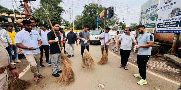 स्वच्छता ही सेवा अभियान के तहत कलेक्टर एवं एस.पी ने श्रमदान कर दिया स्वच्छता का संदेश  मैथिलीशरण गुप्त तिराहा से लक्ष्मीबाई तिराहा तक चला सफाई अभियान  कलेक्टर श्री यादव ने उपस्थित जनों को दिलाई स्वच्छता की शपथ