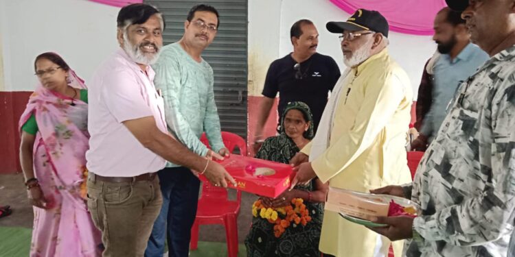 नगर पालिका से सेवानिवृत्त स्वच्छतादूत मुन्नीबाई का पार्षद सहित स्वच्छता निरीक्षक ने किया सम्मान