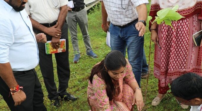 एक पेड़ मां के नाम अभियान में नर्मदापुरम जिला प्रदेश में प्रथम स्‍थान पर,सर्वाधिक 6 लाख 84 हजार 801 पौधे रोपित कर वायुदूत एप में अपलोड किये गये,कलेक्‍टर ने सभी विभागों को इस उपलब्धि पर दी बधाई….