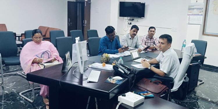 सभी स्वस्थ एवं शिक्षित रहे इसलिए स्कूल समय पर खुलें, अस्पतालों में मरीजों को सुविधा मिले,सभी कलेक्टर्स यह सुनिश्चित करें : संभागायुक्त श्री तिवारी