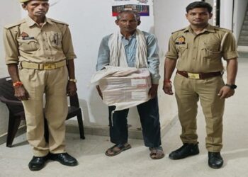 *थाना तिर्वा पुलिस द्वारा 01 अभियुक्त को 02 पेटी देशी शराब के साथ किया गिरफ्तार*