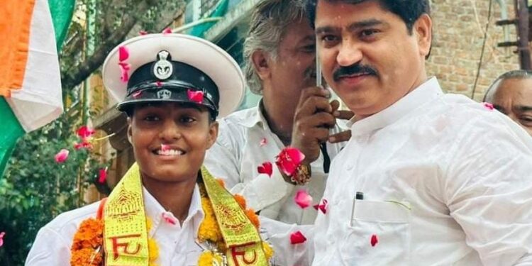 भारतीय नौ सेना में अपनी ट्रेनिंग पूरी करने के बाद,निकिता मेवाड़ा का विधायक श्री चंन्द्रवंशी ने किया भव्य स्वागत