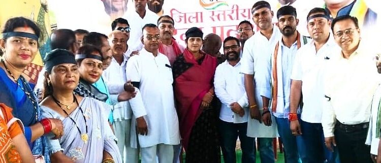 *महिला सुरक्षा हेतु भाजपा सरकार के विरोध में मौन प्रदर्शन में सम्मिलित हुए छत्तीसगढ़ लोधी समाज के प्रदेश कोषाध्यक्ष एवं वरिष्ठ कांग्रेस नेता विष्णु लोधी*