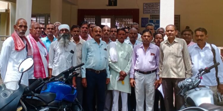 होमगार्ड विभाग से सेवानिवृत सैनिकों के आर्थिक हालत अत्यंत खराब,मुख्यमंत्री से पेंशन सहित अन्य भत्ते भी मांगे,बड़ी संख्या में रिटायर्ड होमगार्ड सैनिकों ने कलेक्टर को मुख्यमंत्री के नाम सौपा मांगों का ज्ञापन…वीडियो