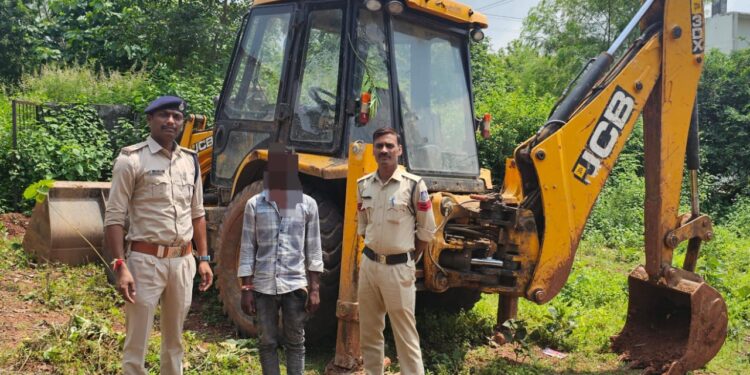 *युवक पर जेसीबी चढ़ाने बाला चालक पुलिस गिरफ्त मे*  रंगनाथनगर पुलिस की त्वरित कार्यवाही आरोपी जेसीबी चालक एवं जेसीबी को लिया हिरासत में