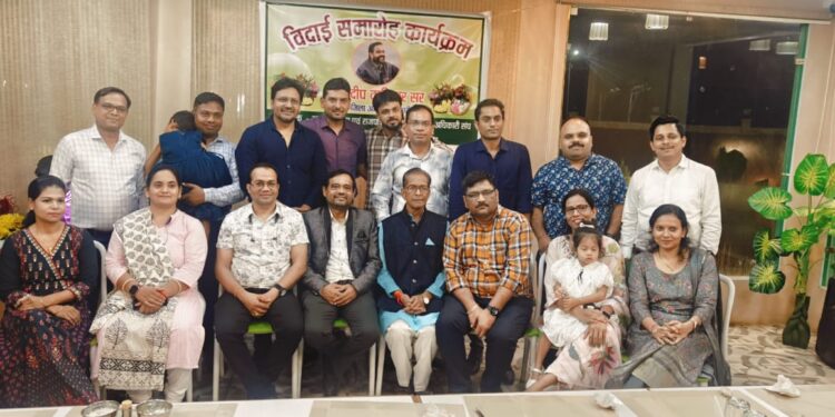 आयुष विभाग के पूर्व जिला आयुष अधिकारी का स्थानांतरण होने पर विदाई समारोह का आयोजन किया गया