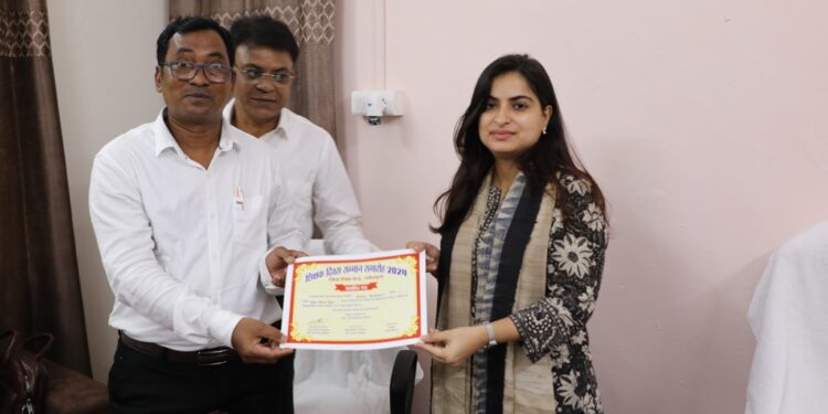 कलेक्टर ने शिक्षक दिवस के अवसर पर आयोजित कार्यक्रम में डीपीसी केंद्र पहुंचकर किया शिक्षकों को सम्मानित,शिक्षण एक महान कार्य है जो भावी पीढ़ियों के चरित्र,बुद्धि और आत्मा को आकार देता है, शिक्षक एक बेहतर समाज के निर्माता होते हैं,राष्ट्र निर्माण में उनका योगदान अतुलनीय है : कलेक्टर सोनिया मीना