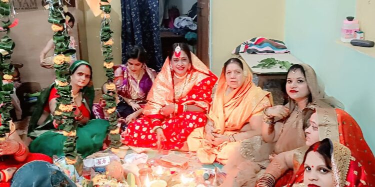 * महिलाओं ने पति की लंबी उम्र के लिए निर्जला व्रत रखकर धूमधाम से मनाया हरितालिका तीज * कुंवारी कन्याएं भी निर्जला व्रत रखकर मनचाहा वर की प्राप्ति के लिए व्रत रखती हैं * समाजसेवी मंजूषा गौतम