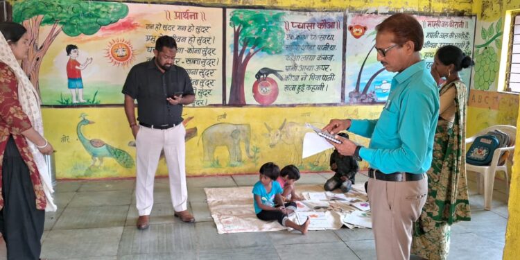 कलेक्टर के निर्देश पर अधिकारियों ने स्कूल, आंगनबाड़ी,छात्रावासों एवं निर्माण कार्यों का किया निरीक्षण