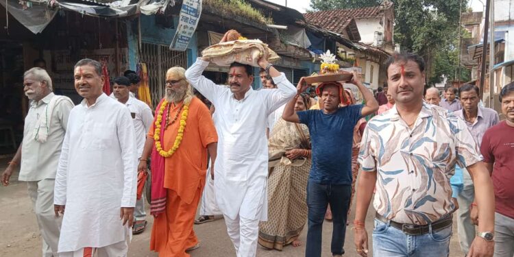 सिलौंडी में कलश यात्रा के बाद श्रीमद भागवत कथा का शुभारंभ