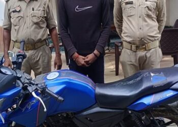 *थाना तिर्वा पुलिस द्वारा 01 नफ़र अभियुक्त को चोरी की मोटरसाइकिल सहित किया गिरफ्तार।*