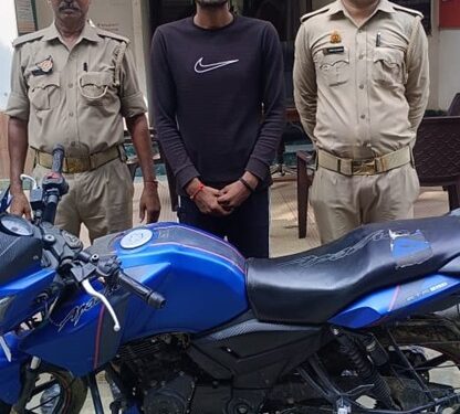 *थाना तिर्वा पुलिस द्वारा 01 नफ़र अभियुक्त को चोरी की मोटरसाइकिल सहित किया गिरफ्तार।*