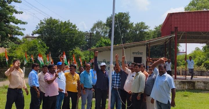 कटनी आयुध निर्माणी में इंटक ने किया वृक्षारोपण