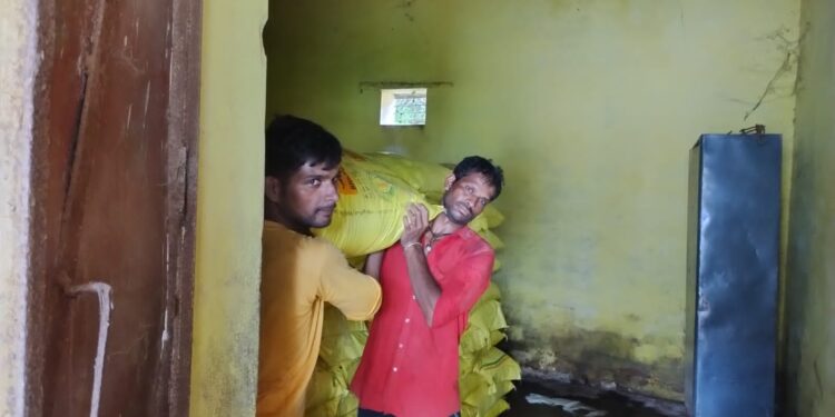 कलेक्टर सोनिया मीना के निर्देश के बाद मटकुली सोसाइटी से पुनः प्रारंभ हुआ खाद वितरण कार्य…!