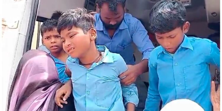 छात्रावास के 24 छात्र हुए बीमार,जिला अस्पताल में कराए गए भर्ती।