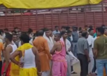 *सागर में ट्रक ने युवक को मारी टक्कर, मौत:गुस्साए लोगों ने ट्रक के कांच फोड़े, जाम लगाया, ASI समेत तीन पुलिसकर्मी निलंबित*