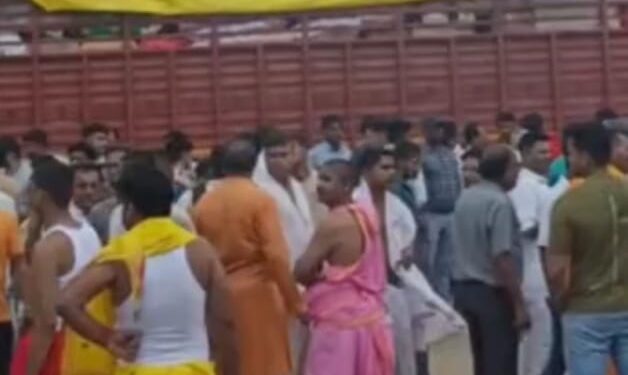 *सागर में ट्रक ने युवक को मारी टक्कर, मौत:गुस्साए लोगों ने ट्रक के कांच फोड़े, जाम लगाया, ASI समेत तीन पुलिसकर्मी निलंबित*