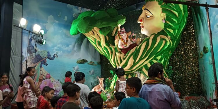 वृक्ष के हाथो मे विराजे श्री गजानन,वृक्ष अपनी पीढ़ा भगवान श्री गणेश जी को अपने हाथो मे बैठाकर मुस्कुराते हुए सुना रही… आदर्श जय हो गणेश उत्सव समिति की अनोखी थीम एक पेड़ गजानन के नाम..देखिए फोटो वीडियो :